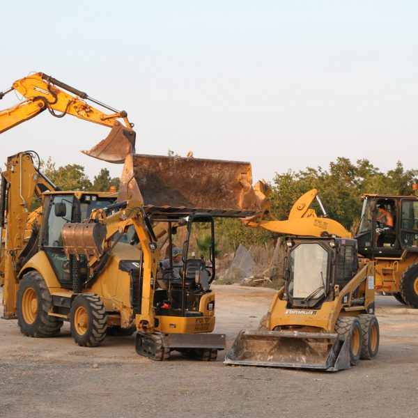 טרקטורים לעבודות עפר מגוונות טרקטורים לעבודות עפר מגוונות